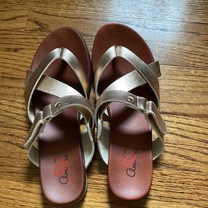NWOT Rose gold sandals by Mia. Sz 8.